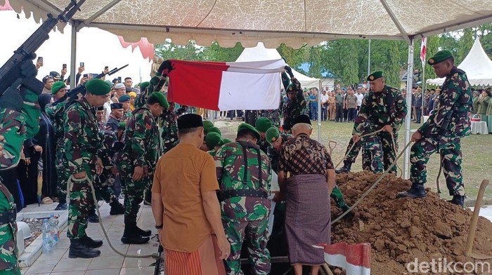 Pemakaman perwira TNI, Lettu Anumerta Fauzy Ahmad Sulkarnain yang tewas ditembak OPM di Distrik Kiwirok Pegunungan Bintang.