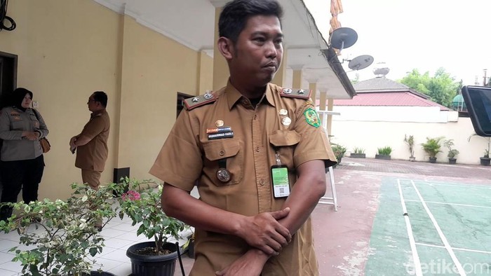 Lurah Perintis Muhammad Fadli saat di Mapolsek Medan Timur (Nizar Aldi/detikSumut)