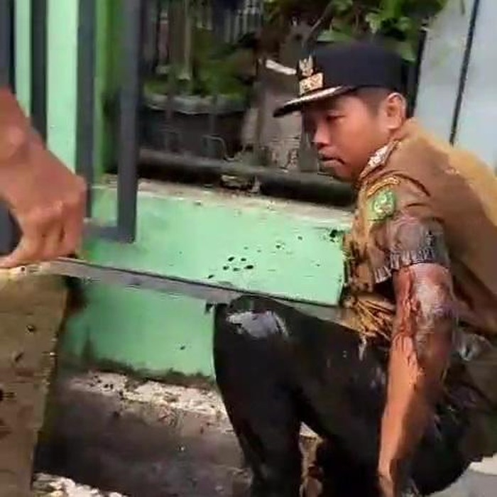 Lurah Perintis Muhammad Fadli terjatuh ke parit karena didorong warga saat bongkar polisi tidur (Dok. Kecamatan Medan Timur)
