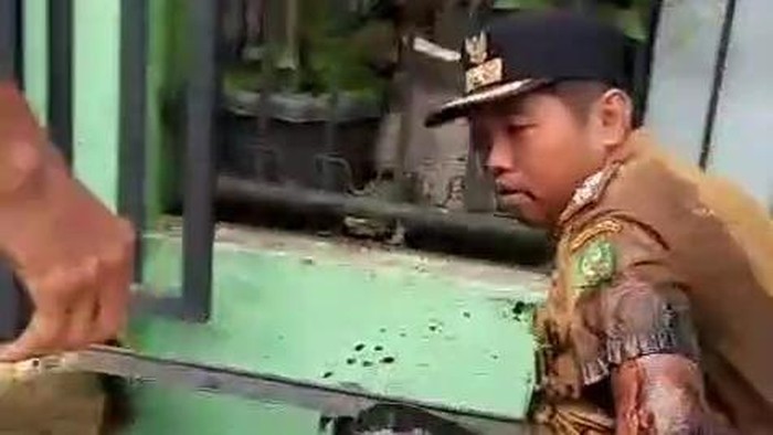 Lurah Perintis Muhammad Fadli terjatuh ke parit karena didorong warga saat bongkar polisi tidur (Dok. Kecamatan Medan Timur)