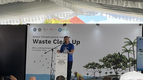 Menko Infrastruktur dan Pembangunan Kewilayahan Agus Harimurti Yudhoyono di acara Green Infrastructure Inisiative Waste Clean Up di Batu Lumbang Mangrove, Pemogan, Denpasar, Denpasar, Senin (13/10/2025).