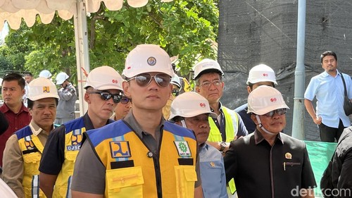 Menko Infrastruktur dan Pembangunan Kewilayahan Agus Harimurti Yudhoyono saat meninjau proyek breakwater di Pantai Kuta, Badung, Senin (13/10/2025).