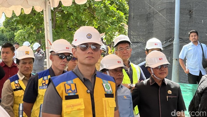 Menko Infrastruktur dan Pembangunan Kewilayahan Agus Harimurti Yudhoyono saat meninjau proyek breakwater di Pantai Kuta, Badung, Senin (13/10/2025).
