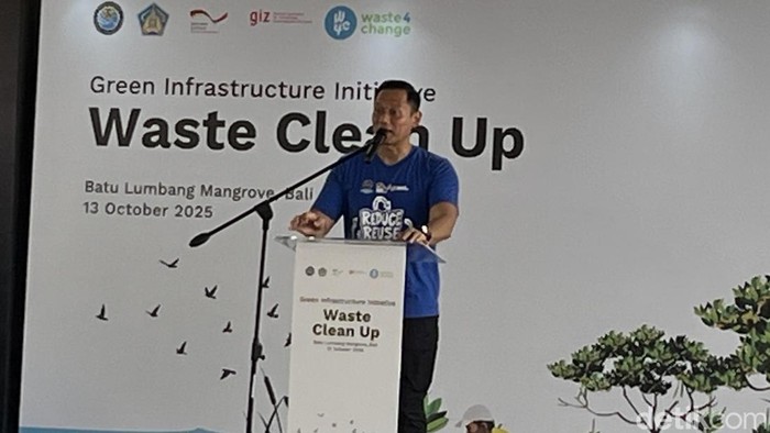 Menko AHY saat sambutan di acara Green Infrastructure Inisiative Waste Clean Up di Batu Lumbang Mangrove, Pemogan, Denpasar, Senin (13/10/2025).