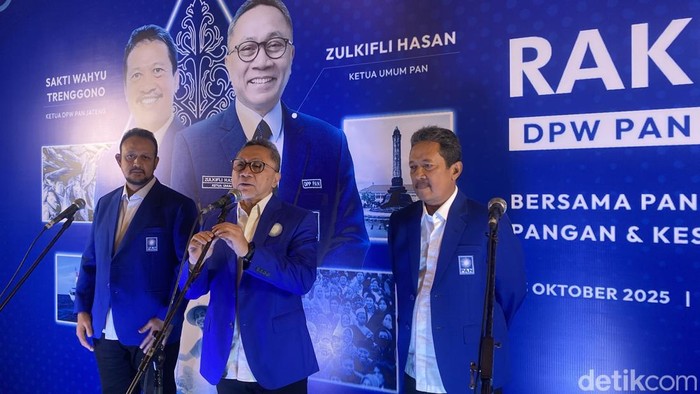 Menko Bidang Pangan sekaligus Ketua Umum PAN, Zulkifli Hasan (tengah) dan Ketua DPW PAN Jateng, Sakti Wahyu Trenggono di Hotel Padma Semarang, Kecamatan Gajahmungkur, Kota Semarang, Senin (13/10/2015).
