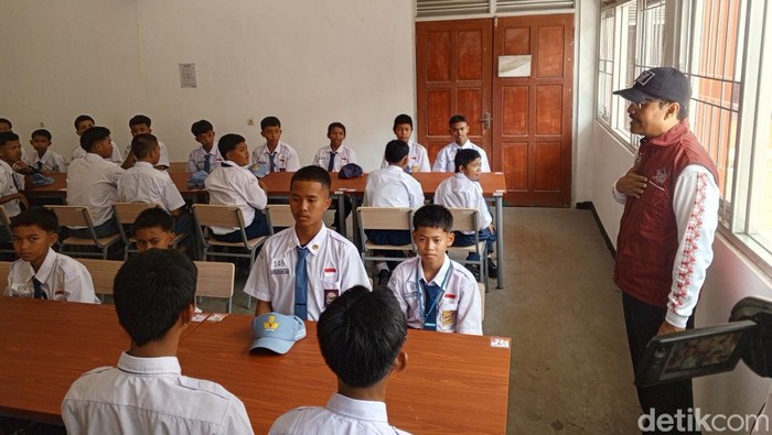 Mensos Gus Ipul saat mendatangi sekolah rakyat di Sumedang