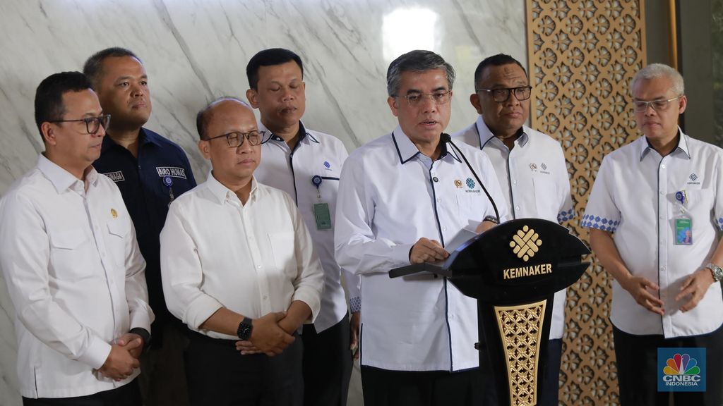 Menteri Ketenagakerjaan (Menaker) Yassierli memberi keterangan pers  mengenai Program Magang Nasional 2025 di Lobi A, Gedung Kementerian Ketenagakerjaan, Jakarta Selatan, Senin, (13/10/2025). (CNBC Indonesia/Muhamad Sabki)