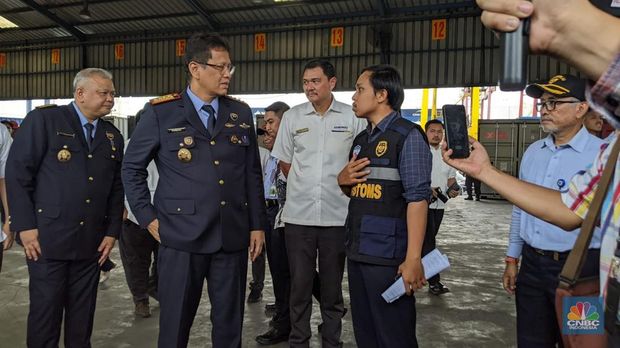 Menteri Keuangan (Menkeu), Purbaya Yudhi Sadewa melakukan sidak di Pelabuhan Peti Kemas, Tanjung Priok, Jakarta Utara, Senin (13/10/2025). (CNBC Indonesia/Emir Yanwardhana)