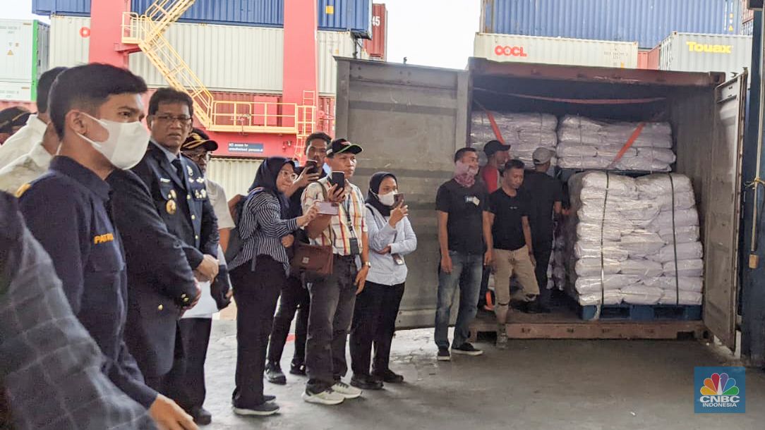 Menteri Keuangan (Menkeu), Purbaya Yudhi Sadewa melakukan sidak di Pelabuhan Peti Kemas, Tanjung Priok, Jakarta Utara, Senin (13/10/2025). (CNBC Indonesia/Emir Yanwardhana)