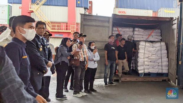 Menteri Keuangan (Menkeu), Purbaya Yudhi Sadewa melakukan sidak di Pelabuhan Peti Kemas, Tanjung Priok, Jakarta Utara, Senin (13/10/2025). (CNBC Indonesia/Emir Yanwardhana)