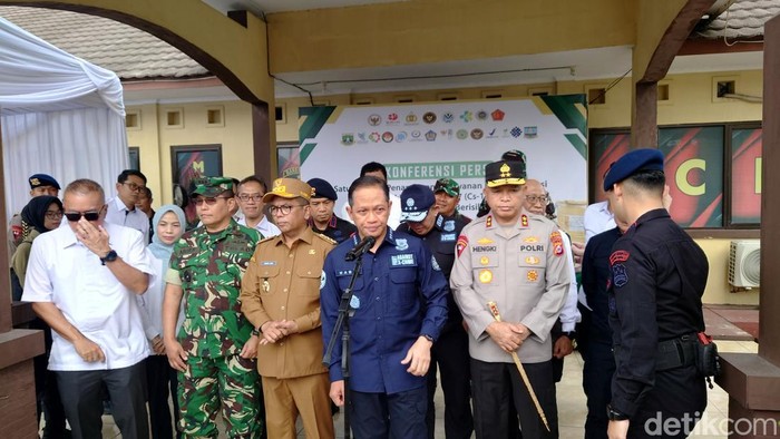 Menteri Lingkungan Hidup (LH) Hanif Faisol Nurofiq menyebut ada 10 titik di Cikande, Serang yang tercemar zat radioaktif Cesium-137. KLH fokus dekontaminasi (Iqbal/detikcom)