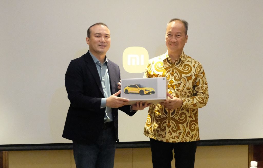 Menteri Perindustrian RI Agus Gumiwang Kartasasmita bertukar cendera mata seusai melakukan pertemuan dengan Direksi Xiaomi Communications Co., Ltd. di Shanghai, Tiongkok, Jumat (10/10). (Dok. Kemenperin)