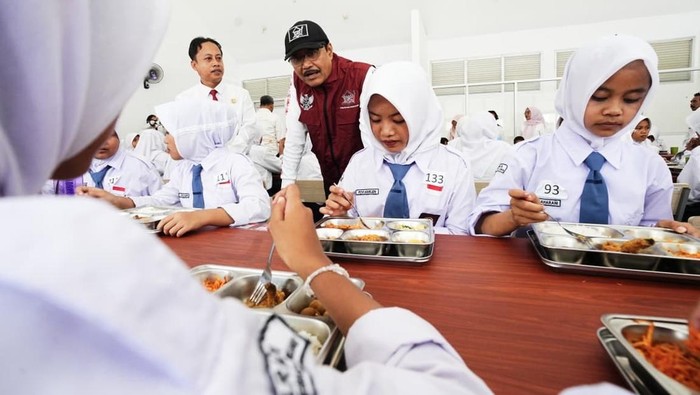Menteri Sosial Saifullah Yusuf