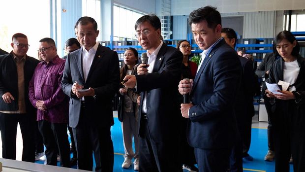 Menteri Transmigrasi M. Iftitah Sulaiman Suryanagara dalam kunjungannya ke perusahaan dirgantara Cina, Commercial Aircraft Corporation of China, Ltd (COMAC)