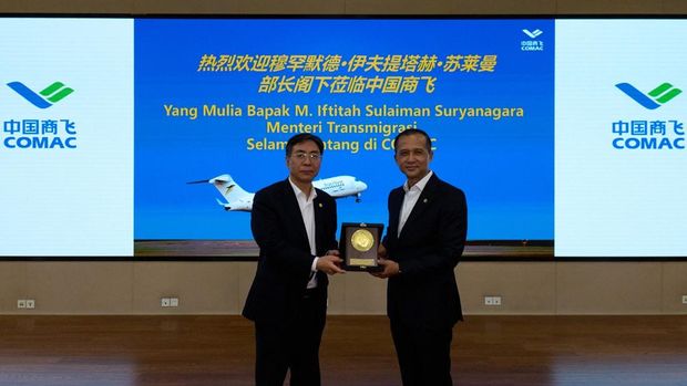 Menteri Transmigrasi M. Iftitah Sulaiman Suryanagara dalam kunjungannya ke perusahaan dirgantara Cina, Commercial Aircraft Corporation of China, Ltd (COMAC)