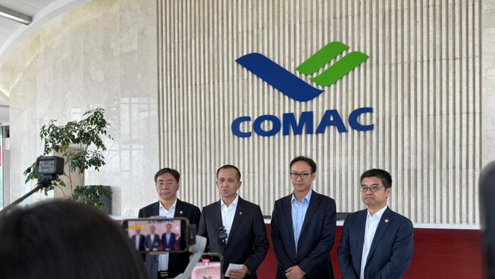 Menteri Transmigrasi M. Iftitah Sulaiman Suryanagara dalam kunjungannya ke perusahaan dirgantara Cina, Commercial Aircraft Corporation of China, Ltd (COMAC)