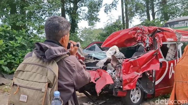 Mobil travel tabrak truk pengangkut batu di Tol Cipularang, Senon (13/10/2025).