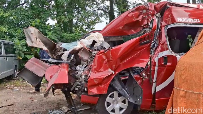 Mobil travel tabrak truk pengangkut batu di Tol Cipularang, Senon (13/10/2025).