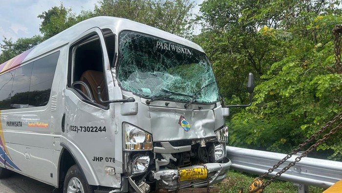 Mobil travel yang terlibat kecelakaan di Tol Cipularang.