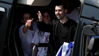 Salah satunya adalah Guy Gilboa-Dalal, yang menangis haru saat tiba di Rabin Medical Center-Beilinson, Petah Tikva. Begitu pula Eitan Abraham Mor serta saudara Gali dan Ziv Berman, yang langsung disambut keluarga dan tim medis di Pusat Medis Sheba, Ramat Gan. REUTERS/Stoyan Nenov