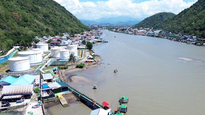 Foto aerial permukiman warga dan terminal kontainer di muara Sungai Bone, Kota Gorontalo, Gorontalo, Senin (13/10/2025). Muara Sungai Bone menjadi salah satu pusat perdagangan tempat dibangunnya Pelabuhan Pendaratan Ikan (PPI), Pelabuhan Gorontalo, terminal kontainer, terminal BBM, objek wisata hingga usaha kuliner warga di daerah tersebut. ANTARA FOTO/Adiwinata Solihin