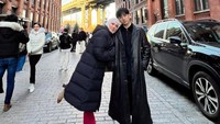 Pemilik akun Instagram @rafly_aziss menunjukkan kedekatan baik dengan keluarga ayah maupun ibunya, Mulan Jameela dan Ahmad Dhani. Foto: Instagram @raflyaziss
