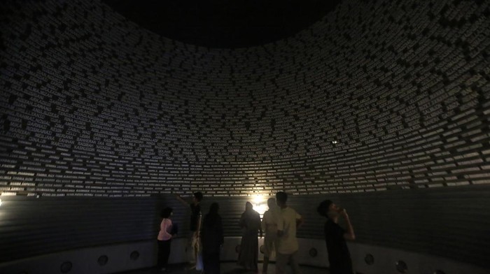 Museum Tsunami Banda Aceh Hidupkan Semangat Edukasi dan Keberlanjutan Pengunjung menyaksikan sejumlah foto peritiwa bencana tsunami di ruangan audio visual Museum Tsunami, Banda Aceh, Aceh, Minggu (12/10/2025). Memperingati Hari Museum Indonesia 2025 bertema Museum Berkelanjutan, Budaya Bermartabat, Kementerian Kebudayaan menyatakan museum tidak hanya bertugas melestarikan warisan budaya, tapi juga harus dikelola secara bertanggung jawab terhadap lingkungan dan masyarakat melalui praktik berkelanjutan. ANTARA FOTO/Ampelsa/tom.