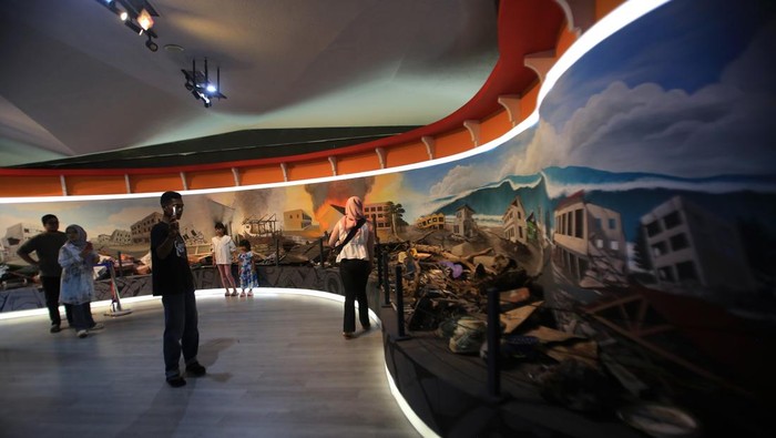 Pengunjung menyaksikan sejumlah foto peritiwa bencana tsunami di ruangan audio visual Museum Tsunami, Banda Aceh, Aceh, Minggu (12/10/2025). Memperingati Hari Museum Indonesia 2025 bertema Museum Berkelanjutan, Budaya Bermartabat, Kementerian Kebudayaan menyatakan museum tidak hanya bertugas melestarikan warisan budaya, tapi juga harus dikelola secara bertanggung jawab terhadap lingkungan dan masyarakat melalui praktik berkelanjutan. ANTARA FOTO/Ampelsa/tom.