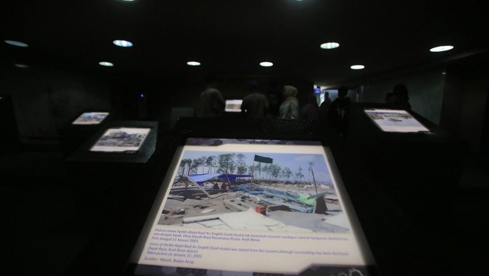 Museum Tsunami Banda Aceh Hidupkan Semangat Edukasi dan Keberlanjutan Pengunjung menyaksikan sejumlah foto peritiwa bencana tsunami di ruangan audio visual Museum Tsunami, Banda Aceh, Aceh, Minggu (12/10/2025). Memperingati Hari Museum Indonesia 2025 bertema Museum Berkelanjutan, Budaya Bermartabat, Kementerian Kebudayaan menyatakan museum tidak hanya bertugas melestarikan warisan budaya, tapi juga harus dikelola secara bertanggung jawab terhadap lingkungan dan masyarakat melalui praktik berkelanjutan. ANTARA FOTO/Ampelsa/tom.