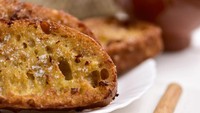 French Toast yang garing di luar dan lembut di dalam ternyata bukan datang dari Perancis. Olahan roti ini justru diciptakan di restoran Amerika Serikat, hanya saja namanya dipilih agar terkesan mewah. Foto: TasteAtlas