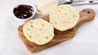 English Muffin sekilas pasti langsung terbayang datang dari Inggris. Nyatanya, hidangan ini disajikan di Amerika Serikat setelah diperkenalkan oleh baker asal Inggris yang merantau. Foto: TasteAtlas