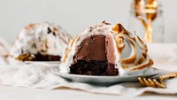 Kue manis bernama Baked Alaskan tidak serta-merta datang dari Alaska. Hidangan penutup ini dipopulerkan oleh chef Delmonico Rauhofer dari New York, Amerika Serikat. Foto: TasteAtlas