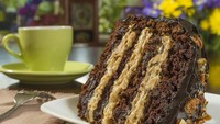 Di Amerika Serikat ada kue cokelat yang dikenal dengan nama German Chocolate Cake. Faktanya kue ini bukan berasal dari Jerman, melainkan dari baker bernama German yang menciptakan resep kuenya. Foto: TasteAtlas