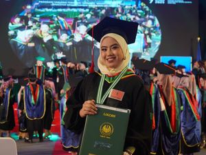 Cerita Wisudawan Terbaik UNJ Lulus Langsung Jadi Manager, Apa Tipsnya?