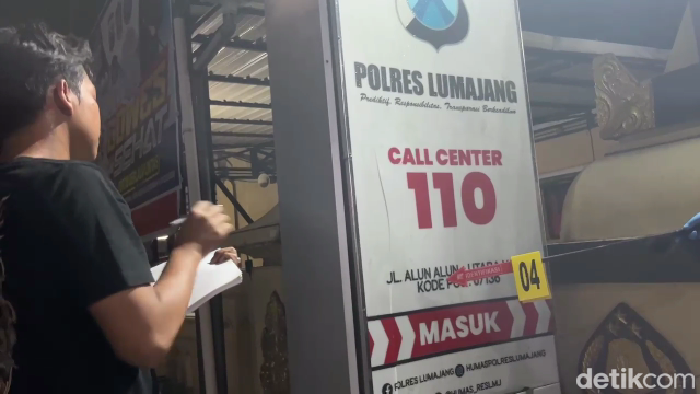 Neon boks di Mapolres Lumajang yang rusak diserang puluhan orang diduga keluarga pelaku pencurian hewan.