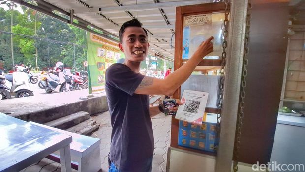 Para pedagang saat memperlihatkan QRIS palsu di Pujasera depan Telkom University, Jalan Sukabirus, Desa Sukapura, Kecamatan Dayeuhkolot