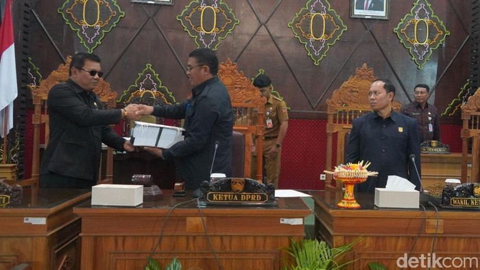 Wakil Bupati Karangasem Pandu Prapanca Lagosa saat menyerahkan Ranperda APBD-SB tahun anggaran 2026 kepada Ketua DPRD untuk dibahas lebih lanjut, Senin (13/10/2025).