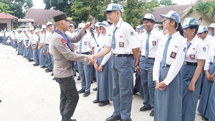Kapolda Babel Irjen Hendro Pandowo berfoto dengan siswa di Belitung.
