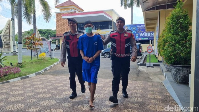Pelaku pencurian motor milik temannya saat mabuk, S (27) alias Suprex saat di Polres Bantul, Senin (13/10/2025).