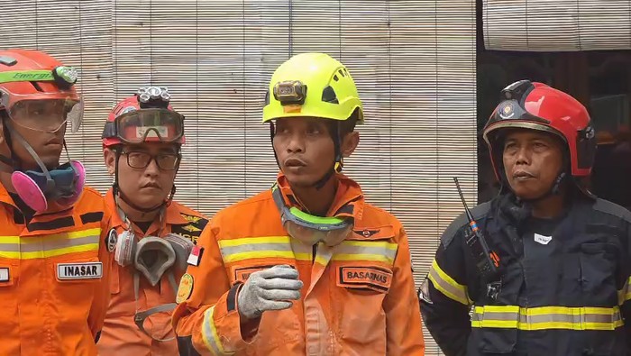 Tim penyelamat membuat gorong-gorong sebagai jalur evakuasi korban