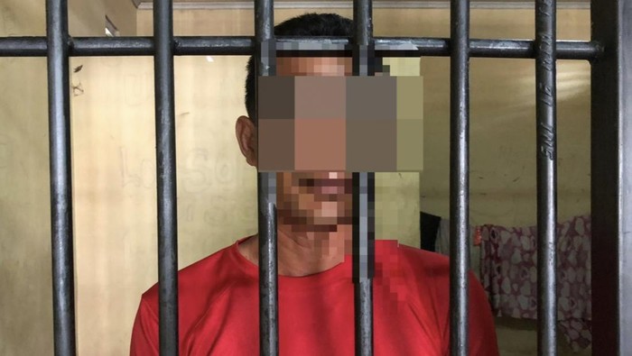 FK (41), oknum ASN Pemkot Bima yang membunuh istrinya ditahan di Mapolres Bima Kota, Senin, (13/10/2025). (Dok. Humas Polres Bima Kota).