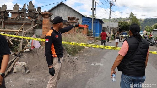 Tim Reskrim Polres Bangli saat olah TKP pembunuhan di Songan, Kintamani, Bangli.