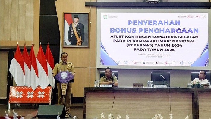 Pemprov Sumsel saat memberikan bonus ke atlet Papernas XVII 2024.