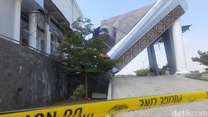 Penampakan atap teras Kantor Pemerintahan Brebes belum juga diperbaiki, Senin (13/10/2025).