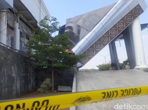 Teras Kantor Pemerintahan Brebes Ambruk Tak Kunjung Diperbaiki, Ini Alasannya
