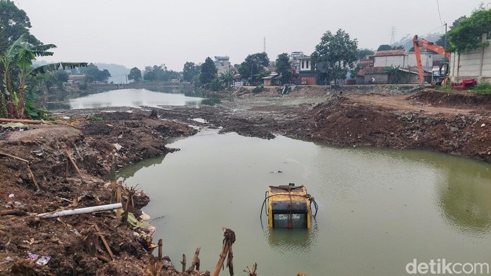 Penampakan sisa backhoe yang ambles di Situ Ciburuy