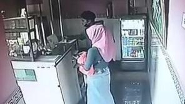 Tangkapan layar CCTV Anti dan terduga pelaku di hotel sebelum kejadian