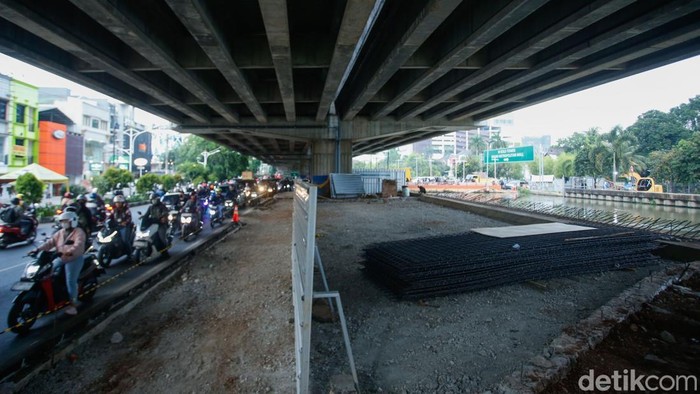 Penerapan Contraflow di Kalimalang Imbas Pembangunan Jembatan Wisata Air Arus lalu lintas di Jalan KH Noer Ali, Kalimalang, Bekasi, tampak padat pada Senin (13/10/2025) pagi. Kepadatan tersebut terjadi akibat penerapan contraflow sejauh 300 meter yang diberlakukan menyusul penutupan satu jalur untuk pembangunan Jembatan Wisata Air Kalimalang.