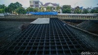 Penerapan contraflow diberlakukan agar kendaraan tetap dapat melintas meski proyek konstruksi sedang berjalan.