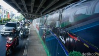Akibat kebijakan tersebut, kemacetan mulai terasa pada jam-jam sibuk. Kendaraan dari dua arah harus bergantian melintas di jalur yang sama, sehingga arus lalu lintas berjalan lebih lambat dari biasanya.